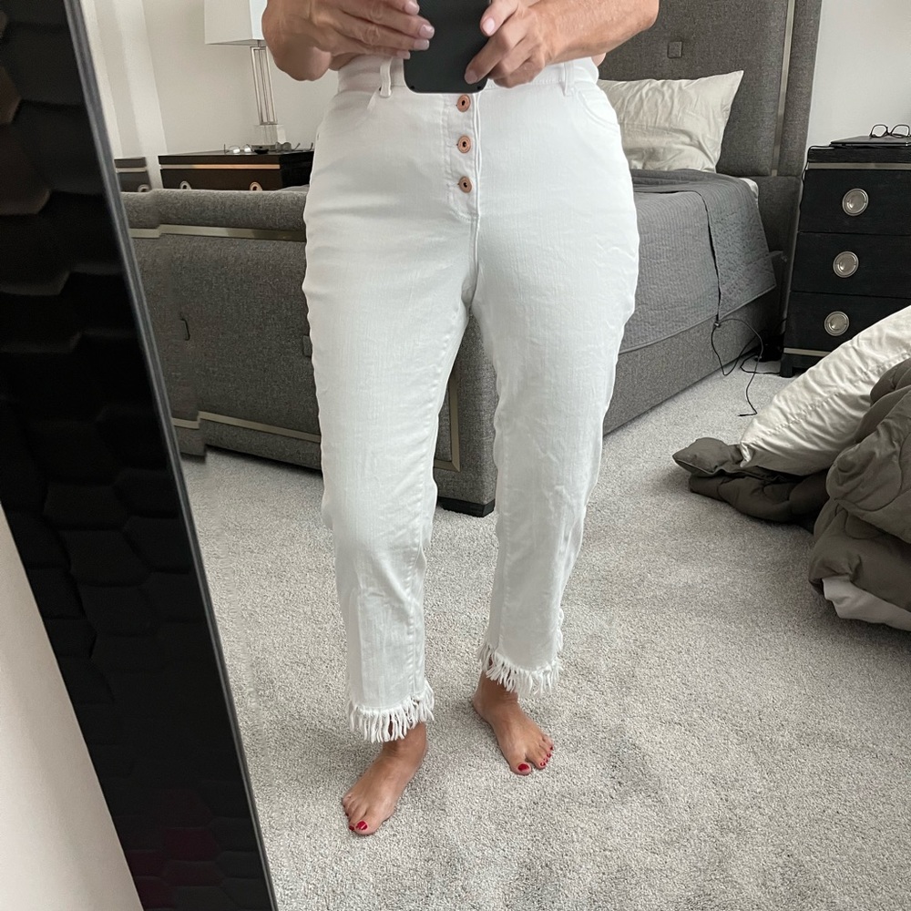 White jeans/ capris with fringed bottoms